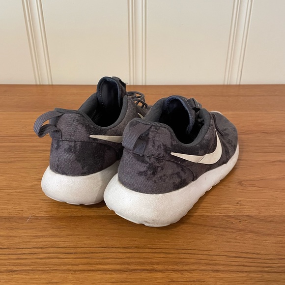 Nike Roshe Run Grey Multi-Color Wolf Print Size 8.5 Running Shoes - Picture 2 of 5